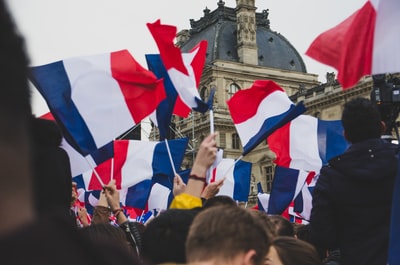 街上举着法国国旗的人们